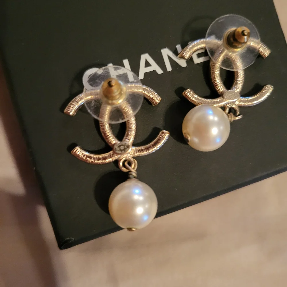CHANEL Gold CC Crystal Pearl Drop Earrings - Picture 5 of 5